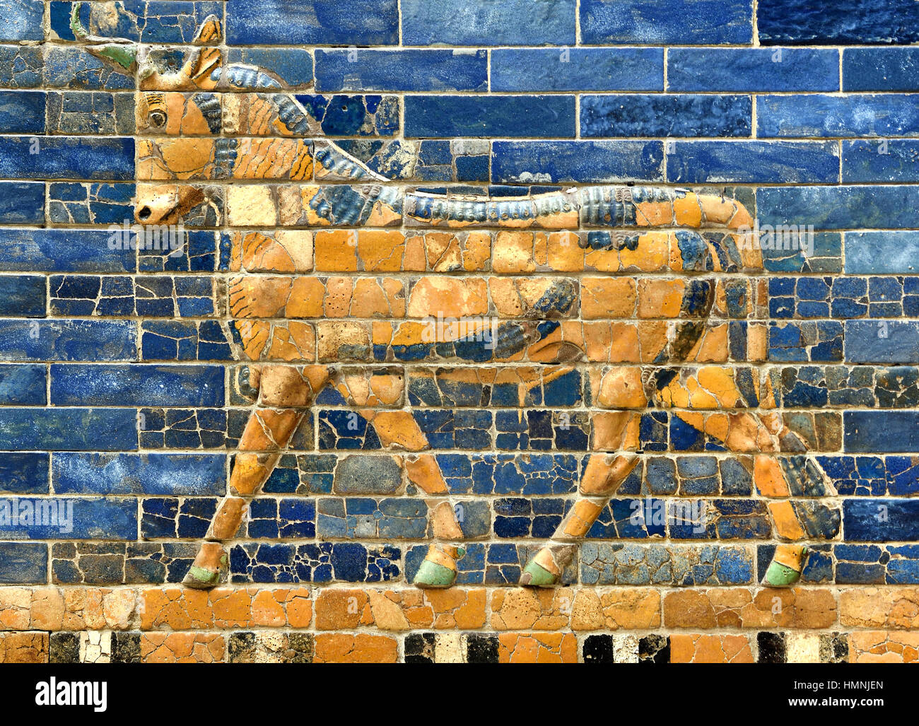 Smalto satinato brick bull dalla porta di Ishtar di Babilonia 575 a.e.v. del re Nabucodonosor II. Iraq Mesopotamia 2300 BC -141 BC Pergamon Museum di Berlino Foto Stock