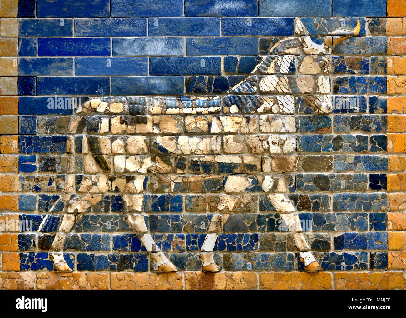 Smalto satinato brick bull dalla porta di Ishtar di Babilonia 575 a.e.v. del re Nabucodonosor II. Iraq Mesopotamia 2300 BC -141 BC Pergamon Museum di Berlino Foto Stock