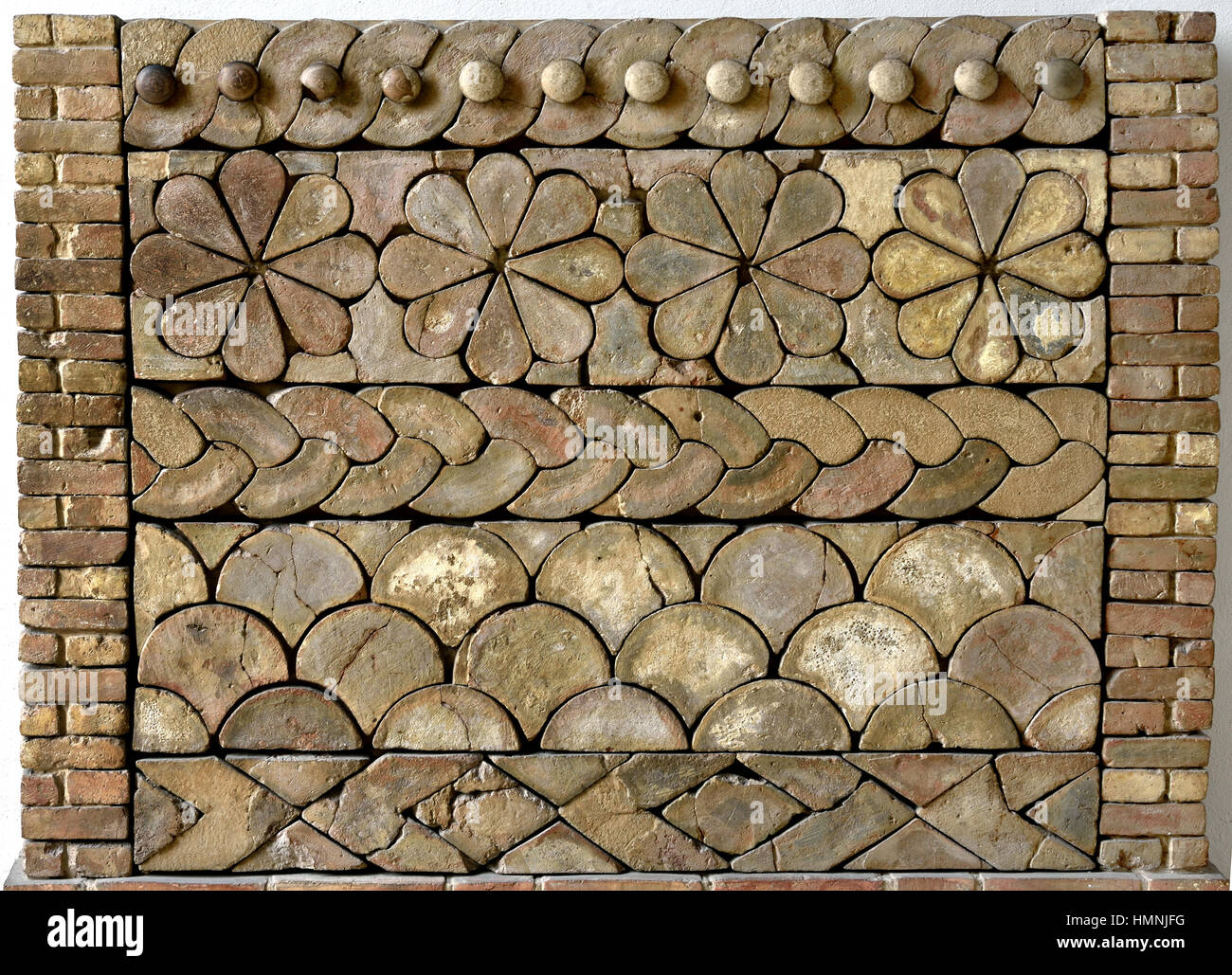Altare di mattoni smaltati, il cortile del palazzo di Guzana / Tell Halaf, 800 BC Pergamon Museum di Berlino ( Tell Halaf è un sito archeologico che risale al VI millennio A.C. nel Al Hasakah governatorato nel nordest della Siria nel fertile Khabur River Valley (Nahr al Khabur), in prossimità del confine turco. ) Foto Stock