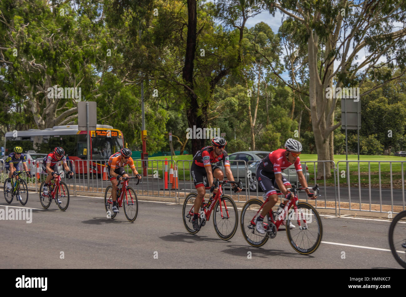L'ultima tappa del Tour Down Under gare intorno al circuito di strada del centro di Adelaide su un bel giorno di estate Foto Stock