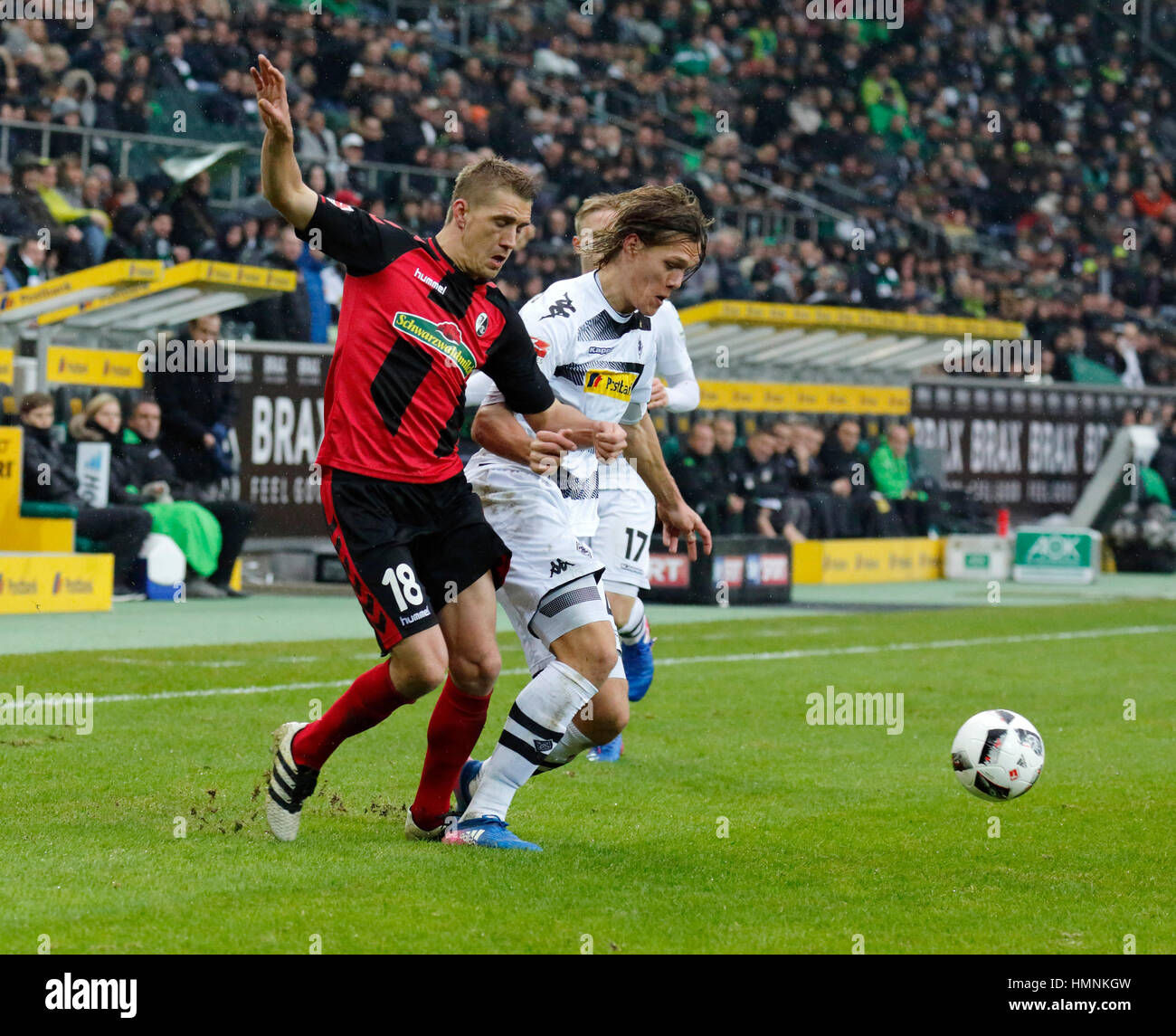 Sport, calcio, Bundesliga, 2016/2017, Borussia Moenchengladbach rispetto a SC Freiburg 3:0, Stadio Borussia Park, scena del match, Nils Petersen (Freiburg) sinistra e Jannik Vestergaard (MG) Foto Stock