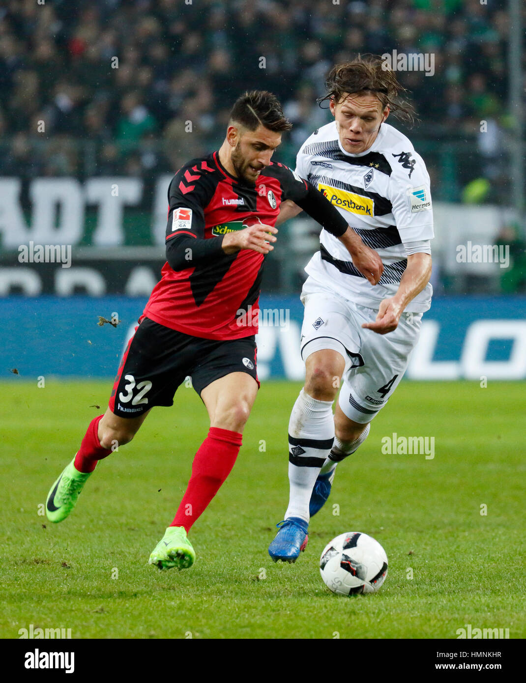 Sport, calcio, Bundesliga, 2016/2017, Borussia Moenchengladbach rispetto a SC Freiburg 3:0, Stadio Borussia Park, scena del match, Vincenzo Grifo (Freiburg) sinistra e Jannik Vestergaard (MG) Foto Stock