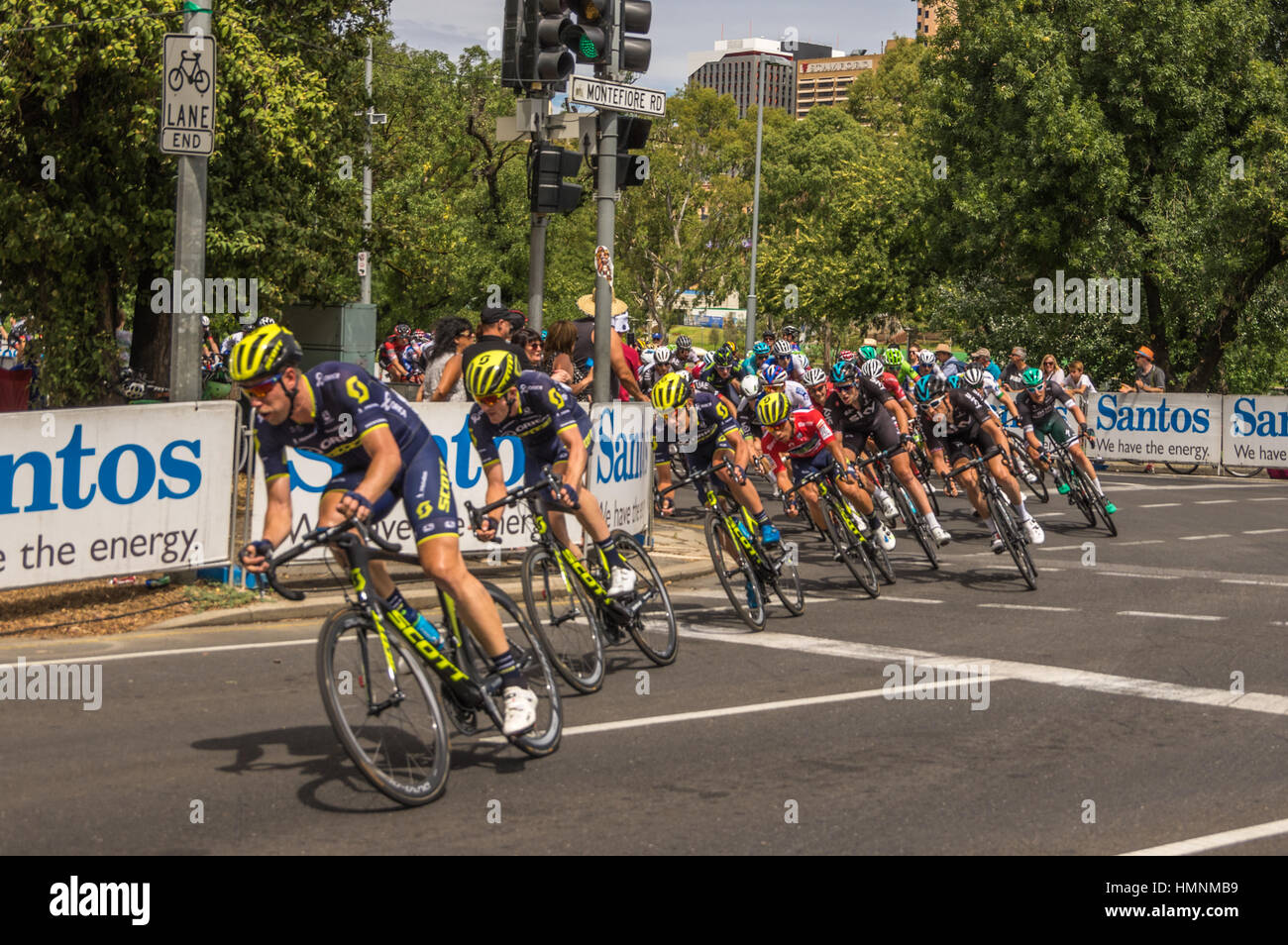 L'ultima tappa del Tour Down Under gare intorno al circuito di strada del centro di Adelaide su un bel giorno di estate Foto Stock