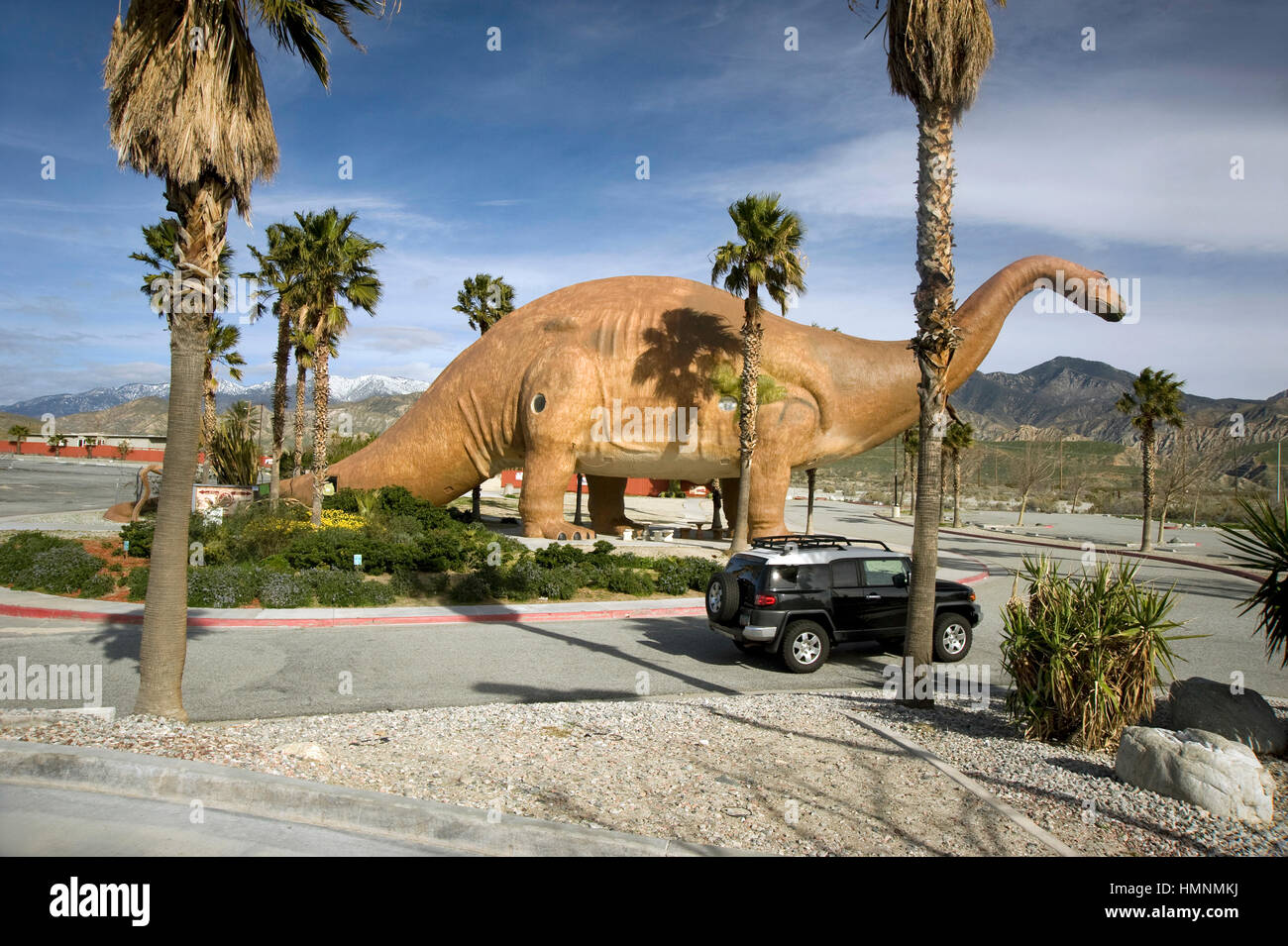 Replica di dimensioni reali di dinosauri come attrazione sul ciglio della strada a Cabazon en route a Palm Springs, California Foto Stock