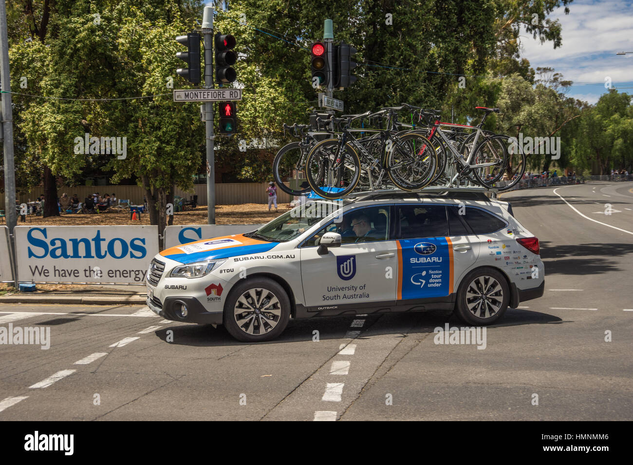 Il Tour Down Under gare intorno al circuito di strada del centro di Adelaide ed è servito da parte del team di professionisti vetture seguenti piloti strettamente Foto Stock