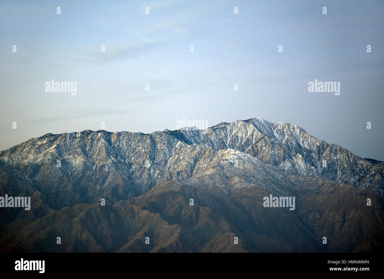 Le montagne con la neve vicino a Palm Springs, California Foto Stock