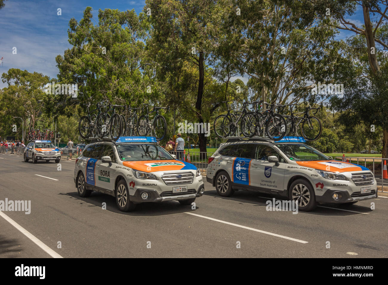 Il Tour Down Under gare intorno al circuito di strada del centro di Adelaide ed è servito da parte del team di professionisti vetture seguenti piloti strettamente Foto Stock