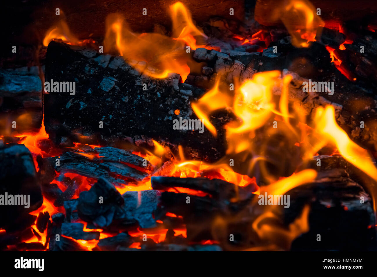 Bella fuoco ardente di sfondo di fiamma e carboni Foto Stock