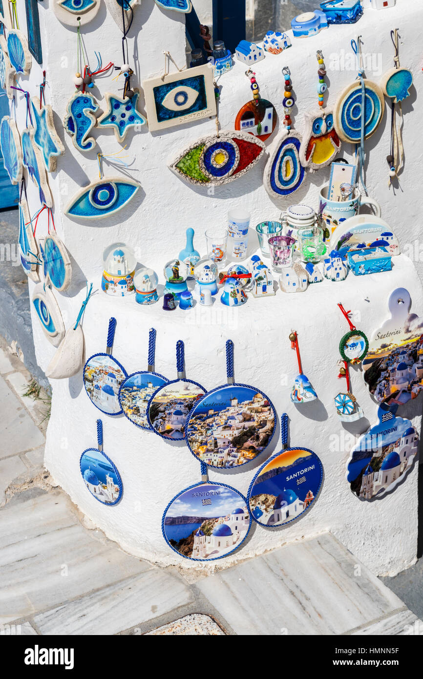 Tipiche ceramiche locali e altri souvenir esposti per la vendita al di fuori di un negozio a Oia - Santorini, una greca mediterranea isola delle Cicladi gruppo Foto Stock