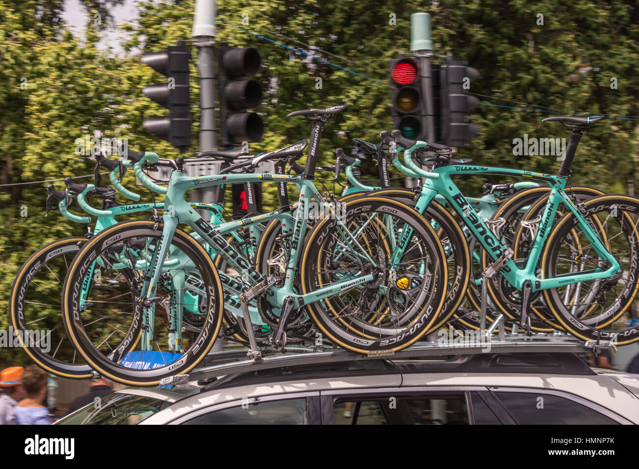 Il Tour Down Under gare intorno al circuito di strada del centro di Adelaide ed è servito da parte del team di professionisti vetture seguenti piloti strettamente Foto Stock