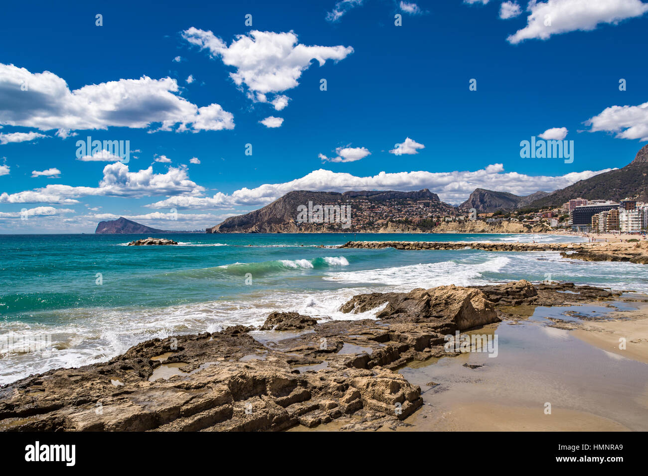 Calp è una città costiera situata nella comarca della Marina Alta, nella provincia di Alicante, Comunità Valenciana, Spagna, dal Mar Mediterraneo. Foto Stock