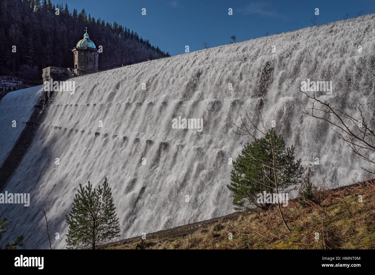 Dams all'Elan Valley traboccante dopo piogge invernali, Rhayader, POWYS, GALLES. Foto Stock