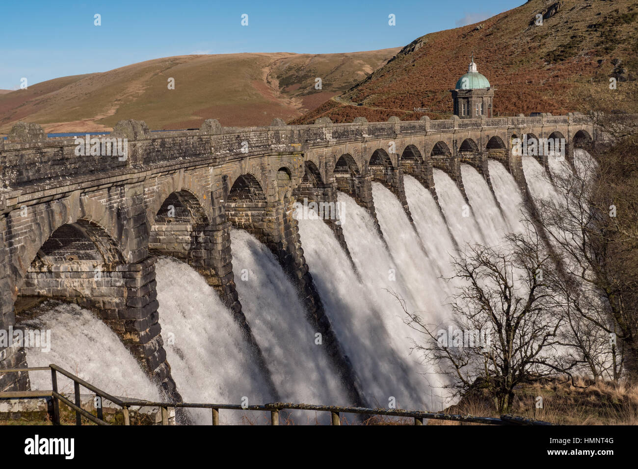 Dams all'Elan Valley traboccante dopo piogge invernali, Rhayader, POWYS, GALLES. Foto Stock