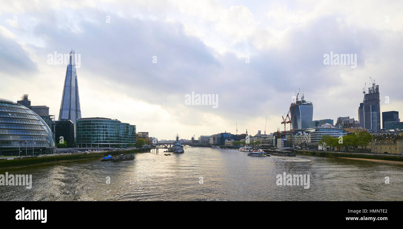 Visualizzare lungo il Tamigi da Tower Bridge, London. Foto Stock Visualizzare lungo il Tamigi da Tower Bridge, London. Foto Stock