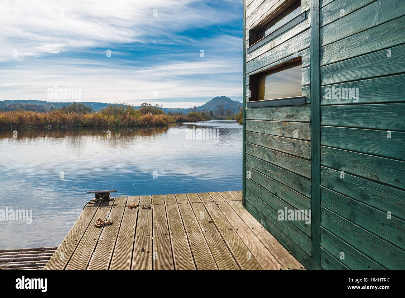 Il turismo ecologico. Riserva Naturale Palude Brabbia, provincia di Varese, Italia, lungo un itinerario naturalistico e nei pressi di una piccola capanna di birdwatching floating Foto Stock