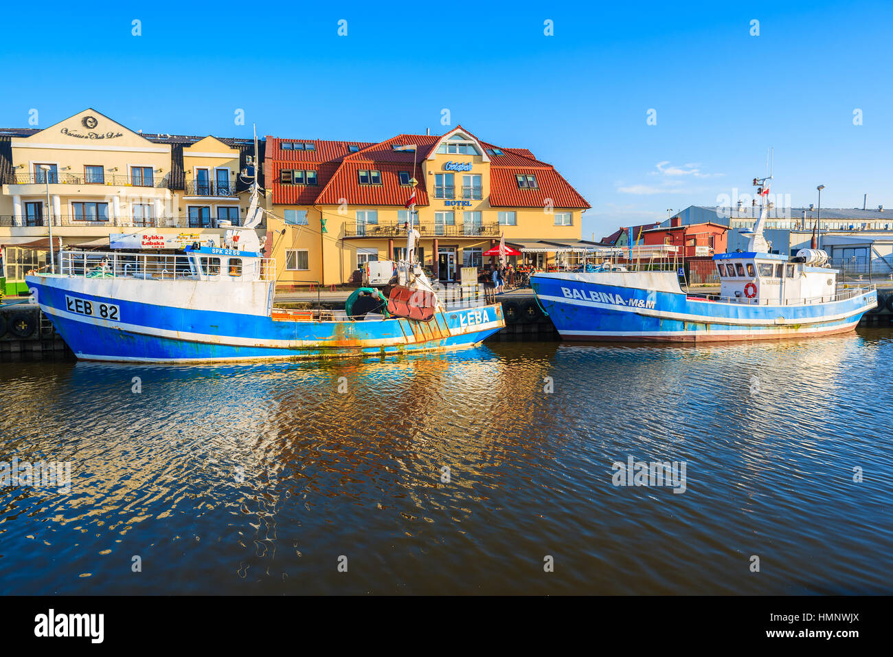 Porta LEBA, Polonia - giu 18, 2016: barche da pesca posto barca in porto Leba al tramonto del tempo. Leba è famoso per il grande porto situato sul Mar Baltico, Polonia. Foto Stock