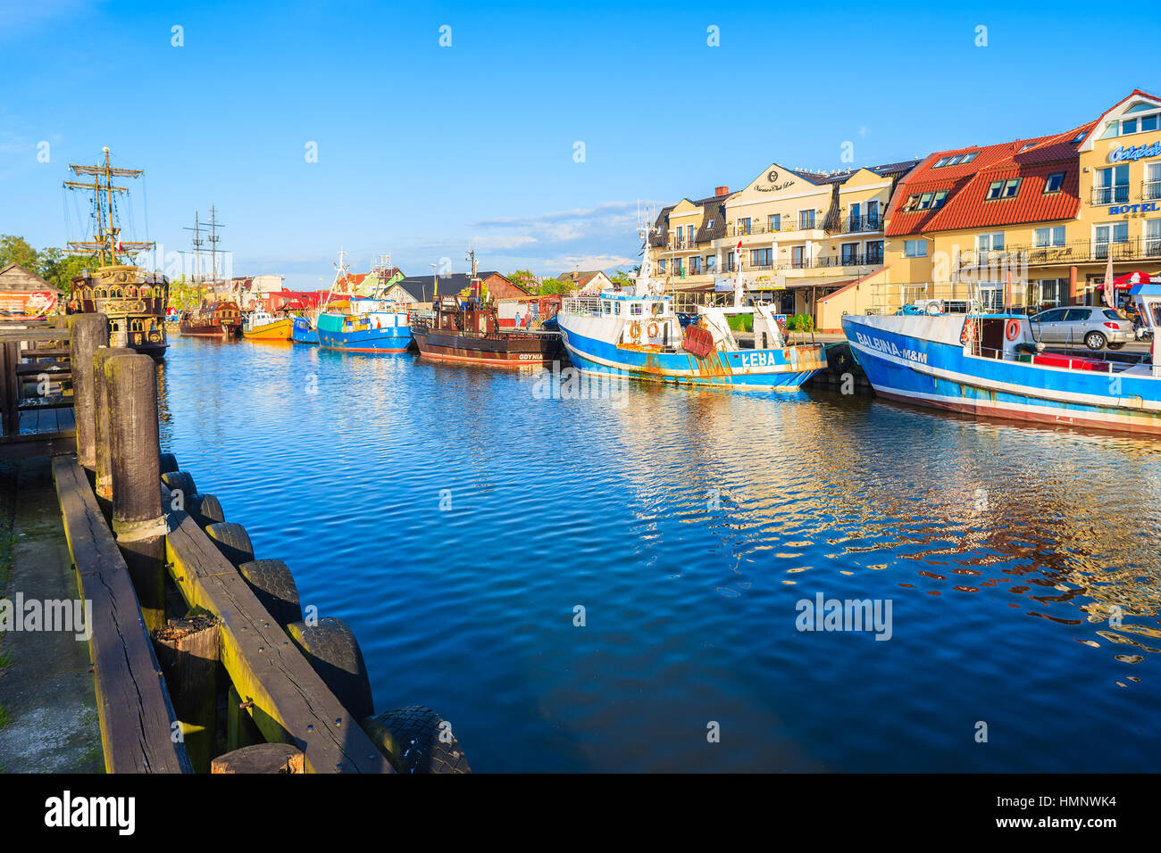 Porta LEBA, Polonia - giu 18, 2016: barche da pesca posto barca in porto Leba al tramonto del tempo. Leba è famoso per il grande porto situato sul Mar Baltico, Polonia. Foto Stock