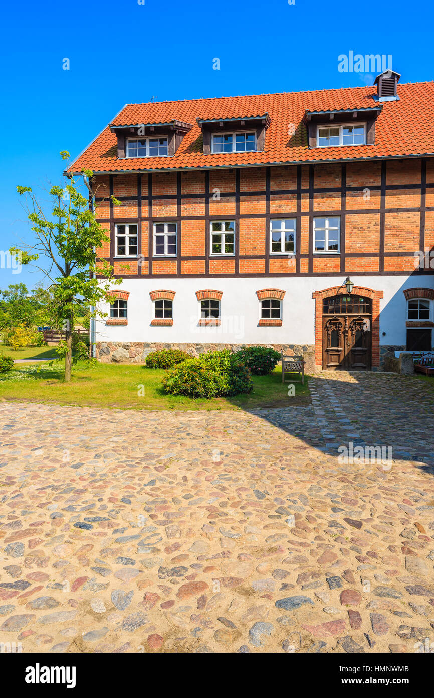 Tipico stabile per cavalli costruita in stile Kashubian vicino villaggio Leba, regione della Pomerania, Polonia Foto Stock