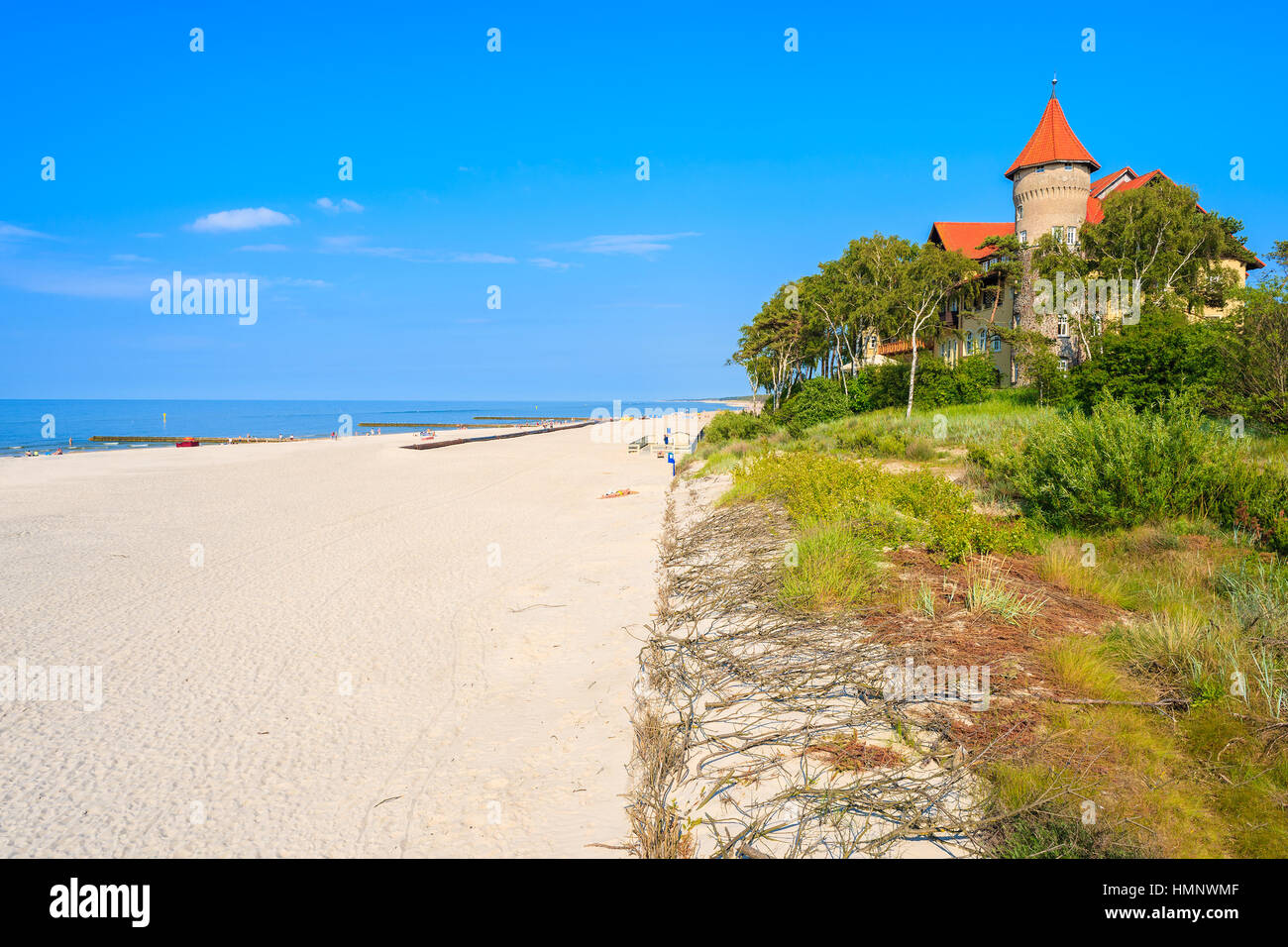 Vista della spiaggia di Leba e famoso hotel Neptun, Mar Baltico, Polonia Foto Stock