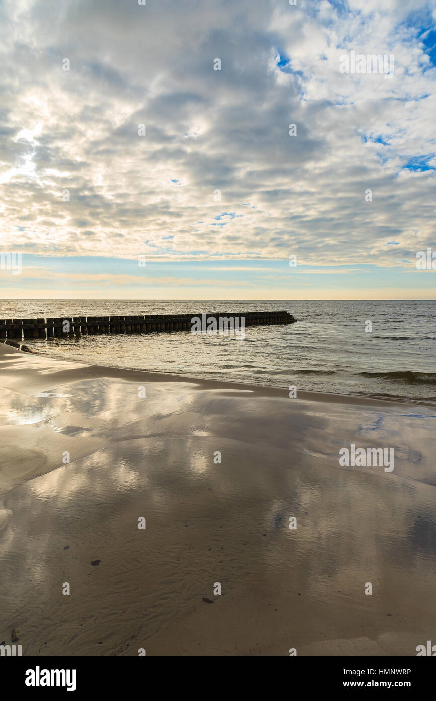 Vista della spiaggia di Leba durante la giornata di sole con nuvole poco prima del tramonto, Mar Baltico, Polonia Foto Stock