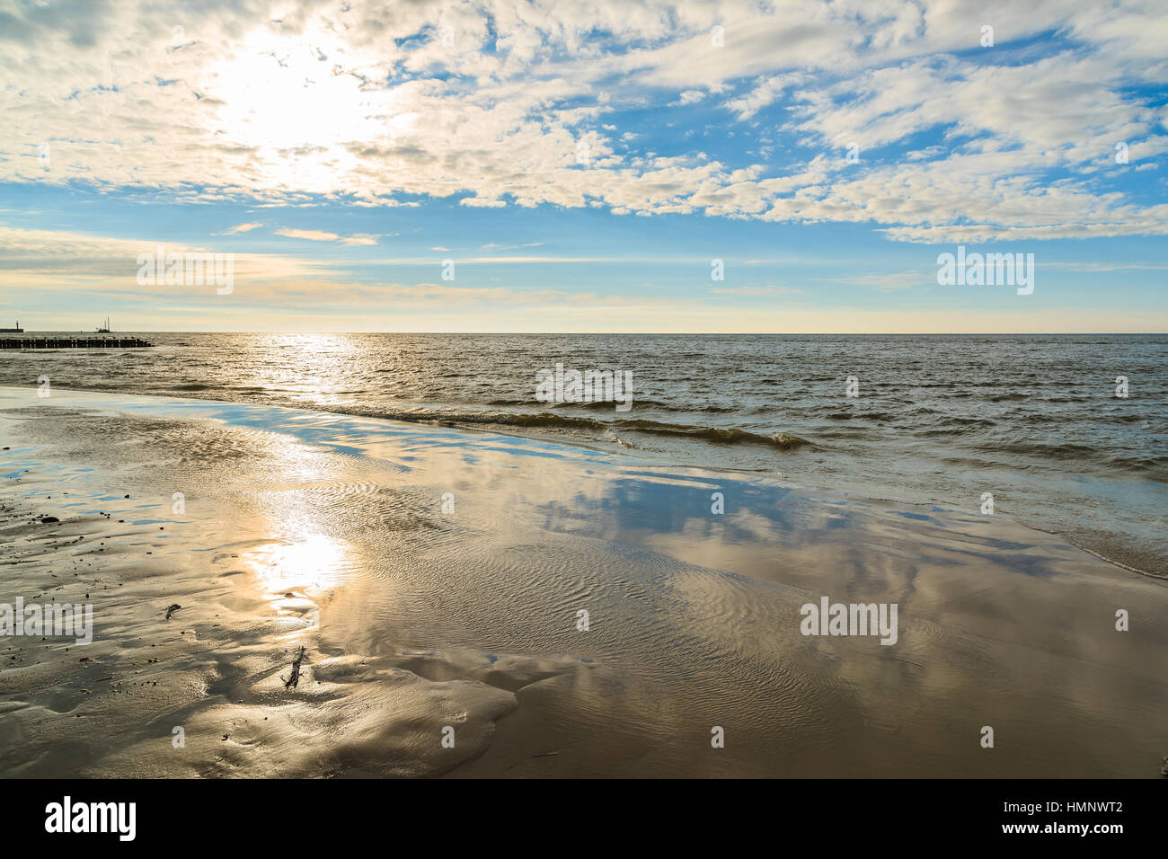 Vista della spiaggia di Leba durante la giornata di sole con nuvole poco prima del tramonto, Mar Baltico, Polonia Foto Stock