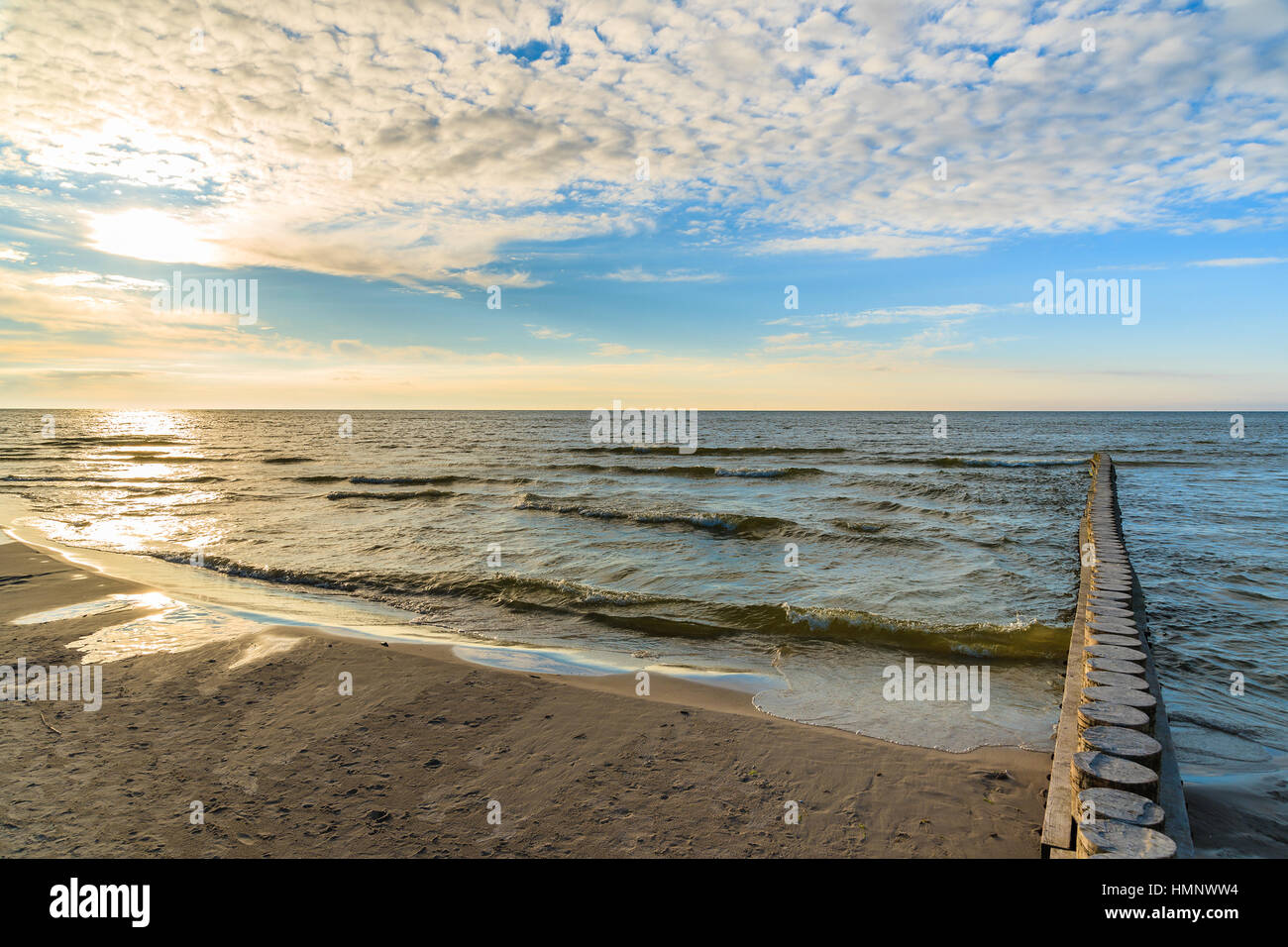 I frangiflutti in legno sulla spiaggia Leba durante la giornata di sole con le nuvole, Mar Baltico, Polonia Foto Stock