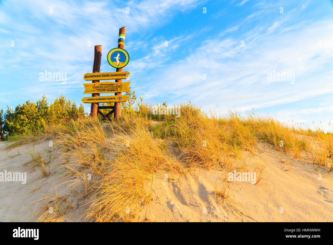 LEBA, sulla spiaggia del Mar Baltico - giu 21, 2016: l'orario del tramonto e firmare all'entrata Slovinsky Parco Nazionale che è famoso per il maggior numero di dune di sabbia sulla costa per il Mar Baltico, Polonia. Foto Stock