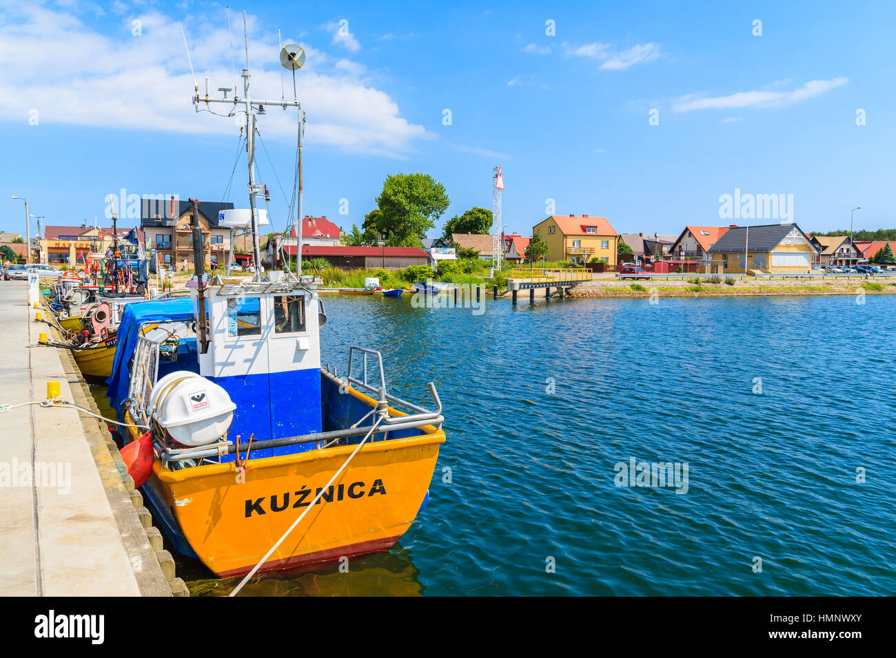 Porta KUZNICA, Polonia - giu 22, 2016: coloratissime barche di pescatori di ancoraggio nel Kuznica porta sulla penisola di Hel, Mar Baltico, Polonia. Foto Stock
