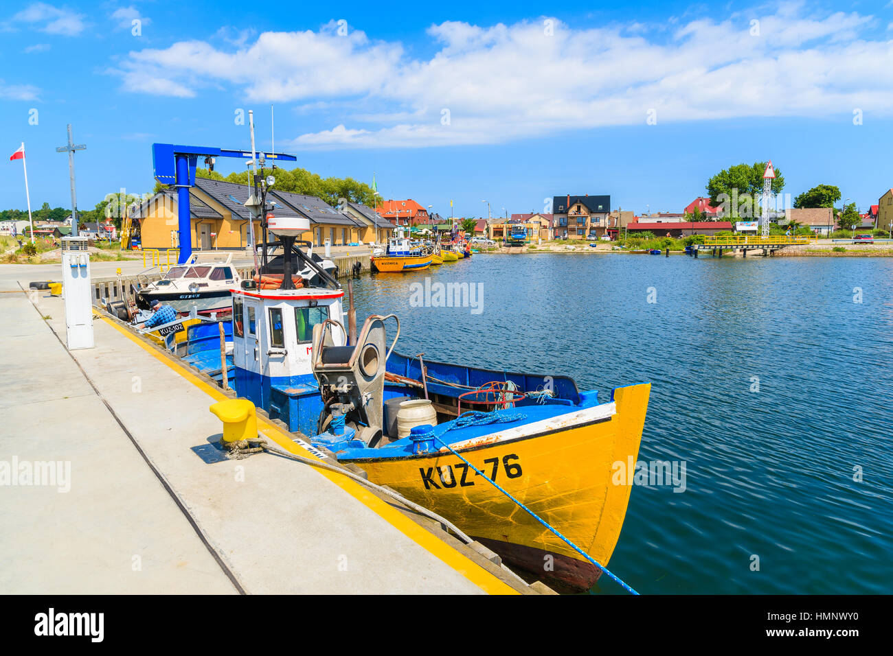 Porta KUZNICA, Polonia - giu 22, 2016: coloratissime barche di pescatori di ancoraggio nel Kuznica porta sulla penisola di Hel, Mar Baltico, Polonia. Foto Stock