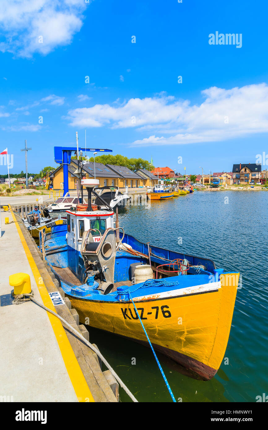 Porta KUZNICA, Polonia - giu 22, 2016: coloratissime barche di pescatori di ancoraggio nel Kuznica porta sulla penisola di Hel, Mar Baltico, Polonia. Foto Stock