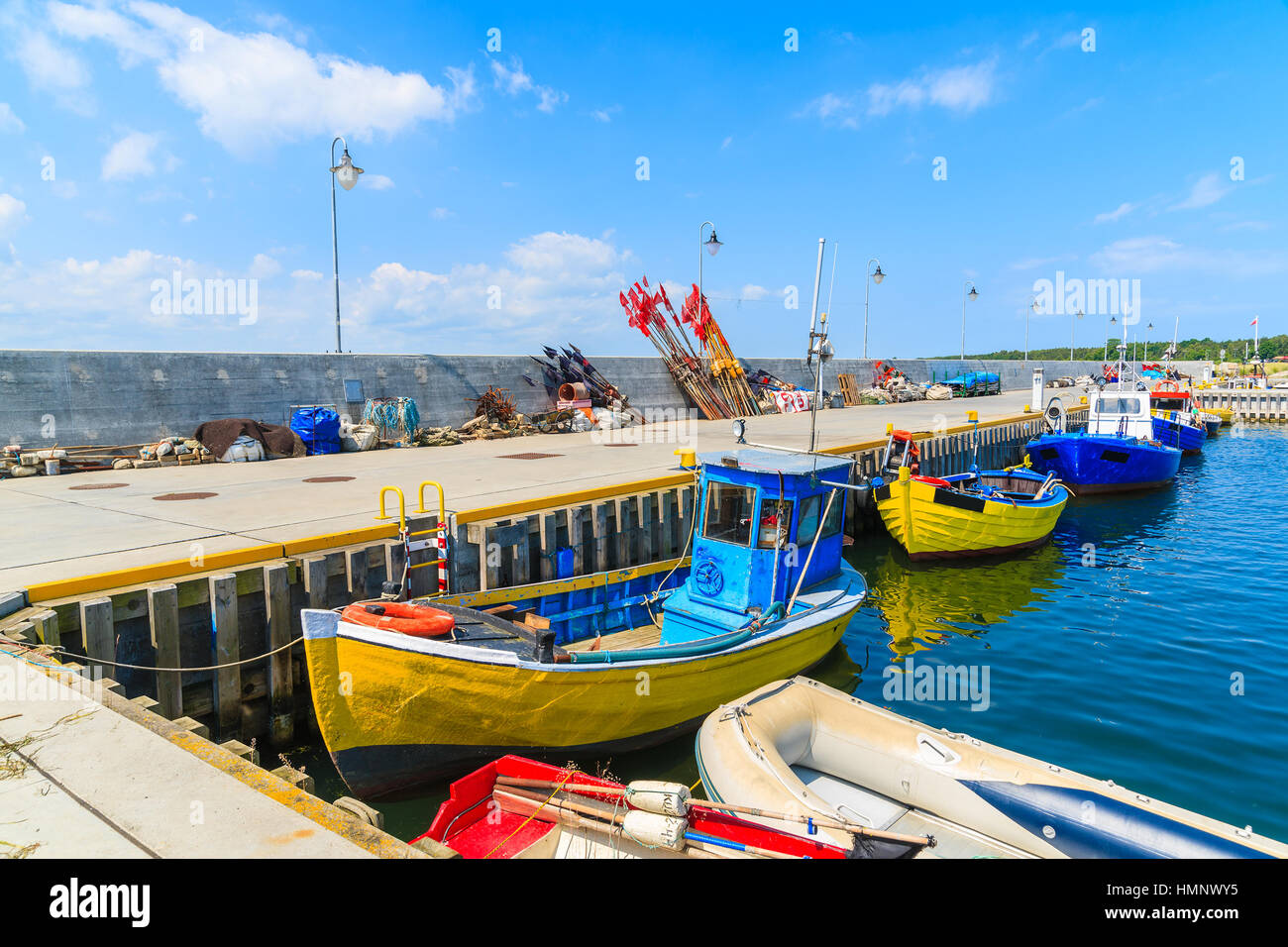 Coloratissime barche di pescatori di ancoraggio nel Kuznica porta sulla penisola di Hel, Mar Baltico, Polonia Foto Stock