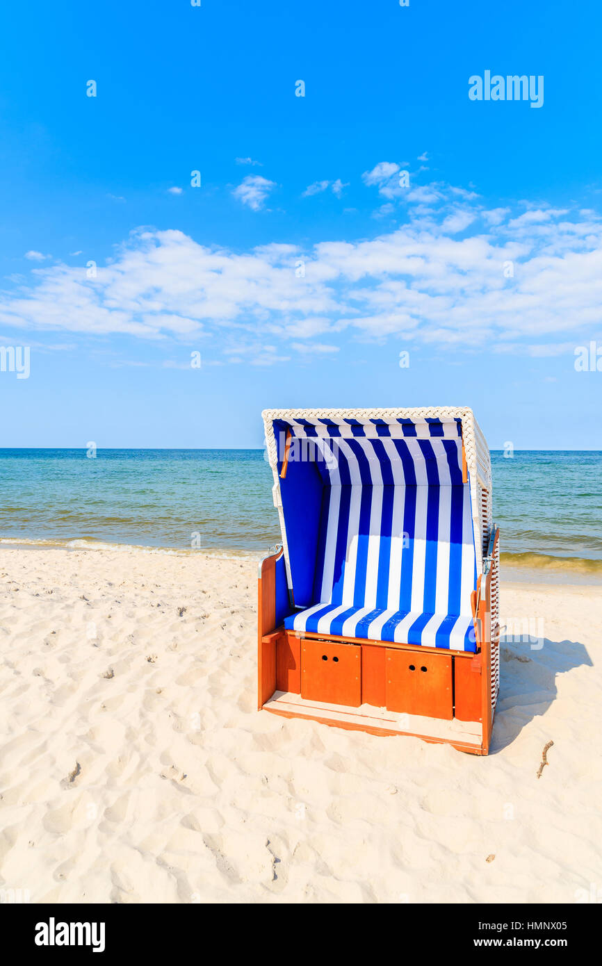 Sedia di vimini sulla spiaggia Jurata su soleggiate giornate estive, penisola di Hel, Mar Baltico, Polonia Foto Stock