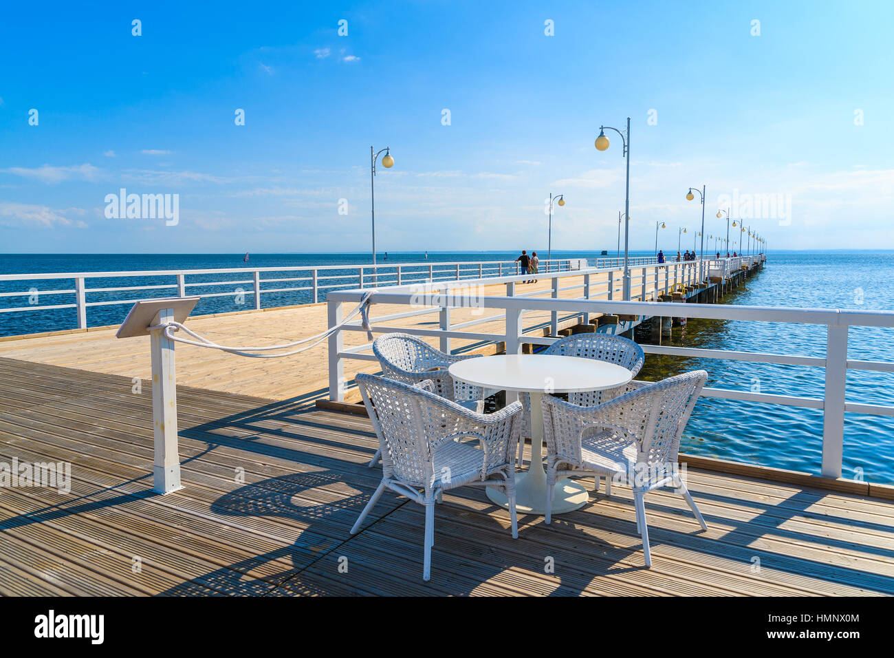 Tavolo con sedie di cafe bar sul molo di Jurata su soleggiate giornate estive, Mar Baltico, Polonia Foto Stock