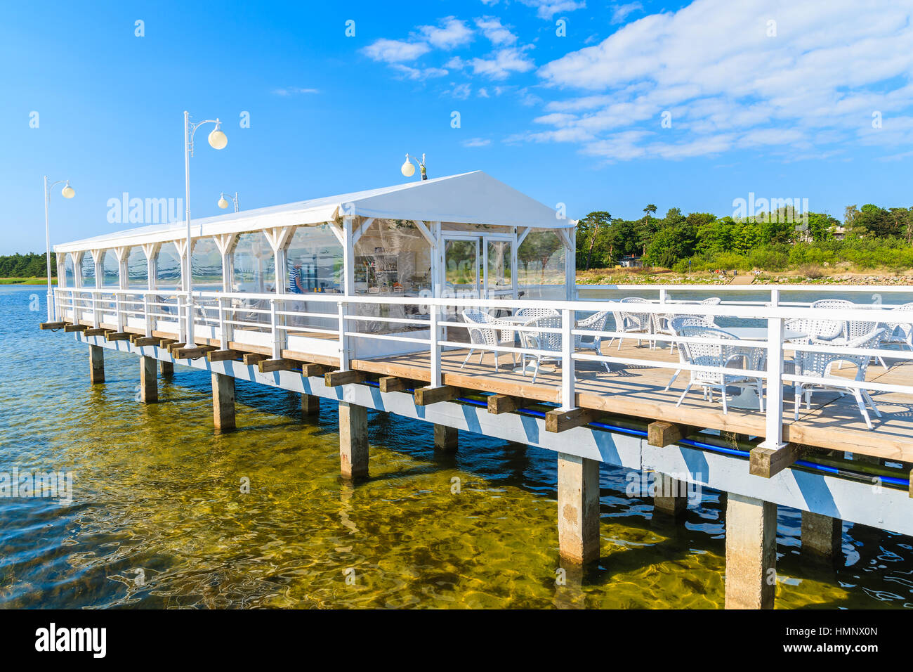 Il cafe bar sul molo di Jurata su soleggiate giornate estive, Mar Baltico, Polonia Foto Stock