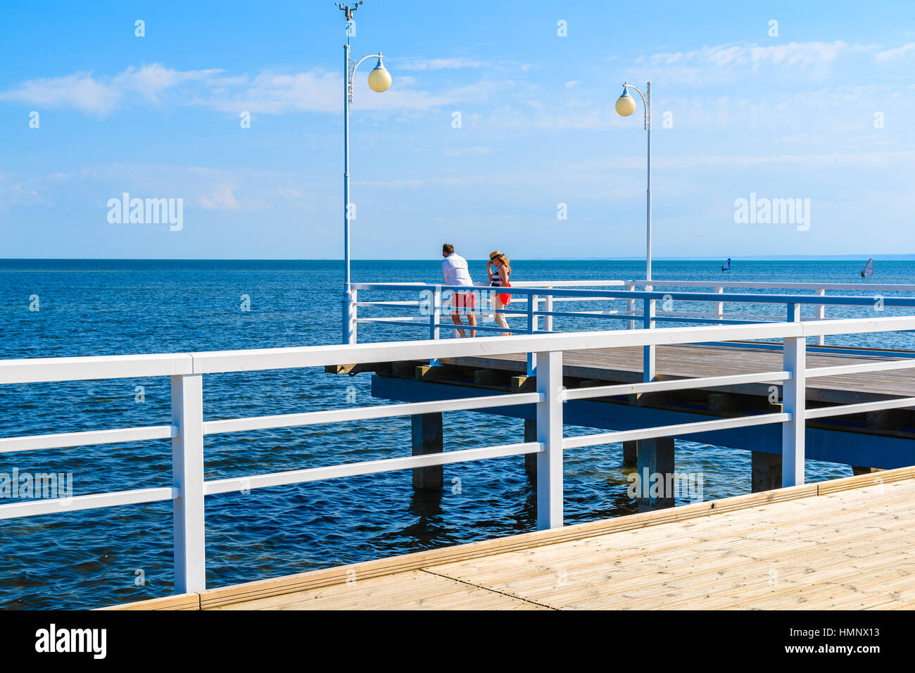 Unidentifed coiple di turisti in piedi sul molo di Jurata su soleggiate giornate estive, penisola di Hel, Mar Baltico, Polonia Foto Stock