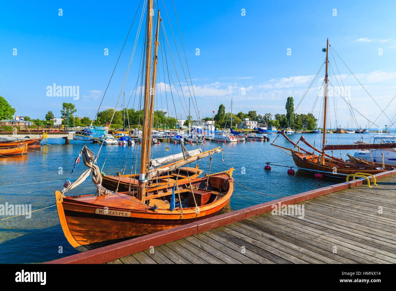 Porta JASTARNIA, Polonia - giu 21, 2016: barche a vela ancoraggio in Jastarnia porta sulla soleggiata giornata estiva, penisola di Hel, Mar Baltico, Polonia Foto Stock