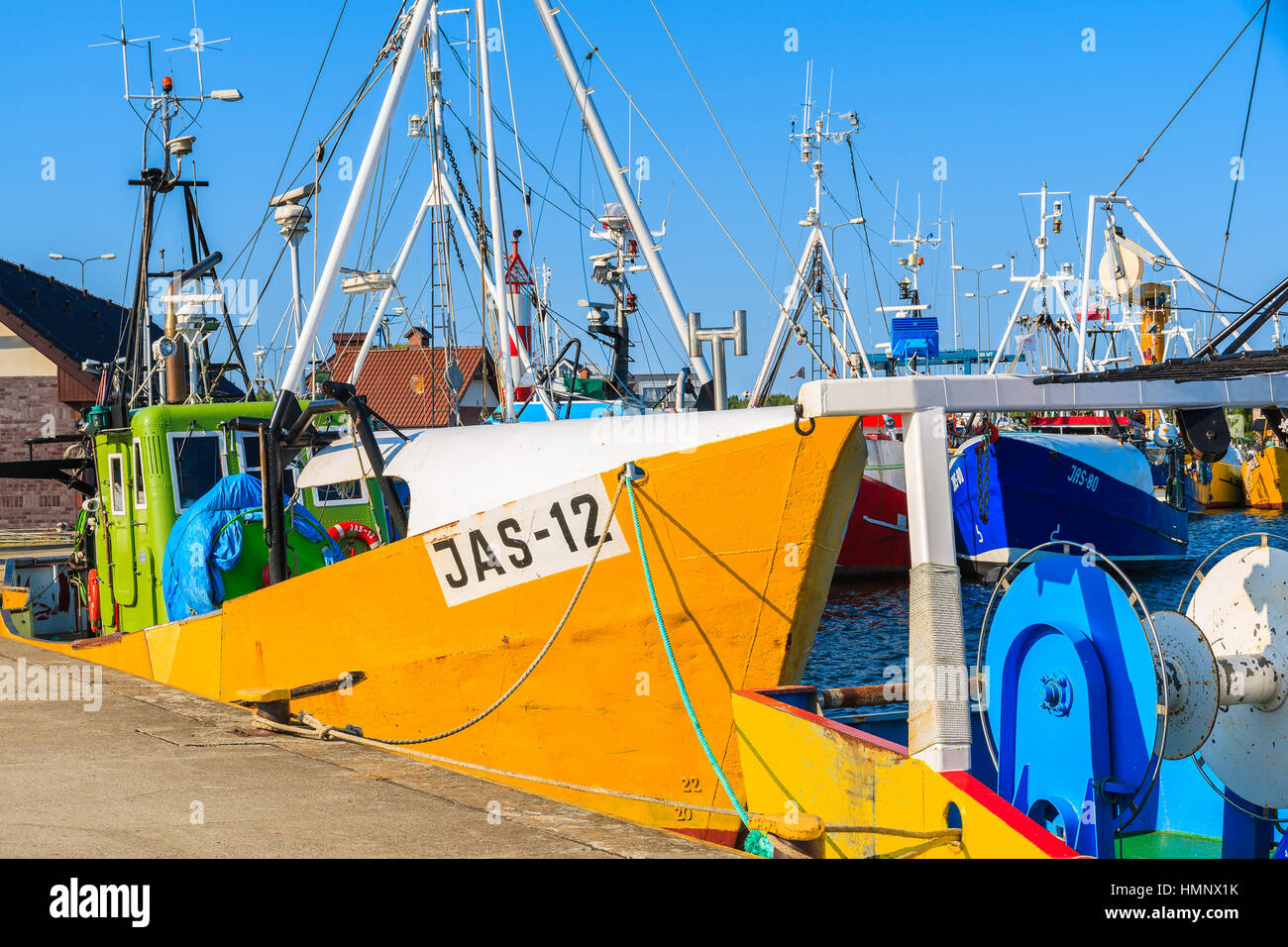 Porta JASTARNIA, Polonia - giu 21, 2016: tradizionali barche da pesca di ancoraggio nel porto Jastarnia su soleggiate giornate estive, penisola di Hel, Mar Baltico, Polonia Foto Stock