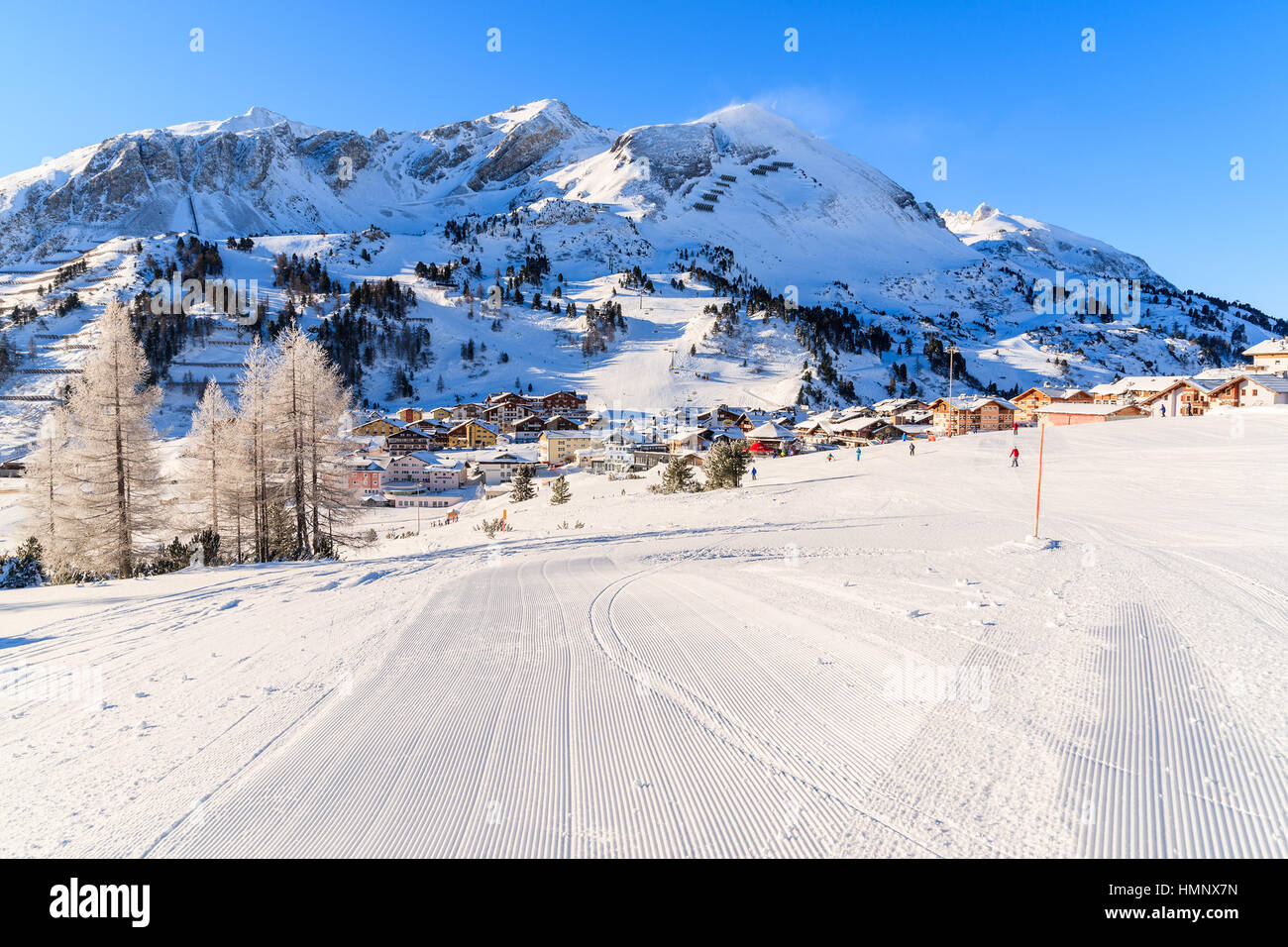 Vista delle piste di sci e di Obertauern villaggio di montagna nella stagione invernale, Austria Foto Stock