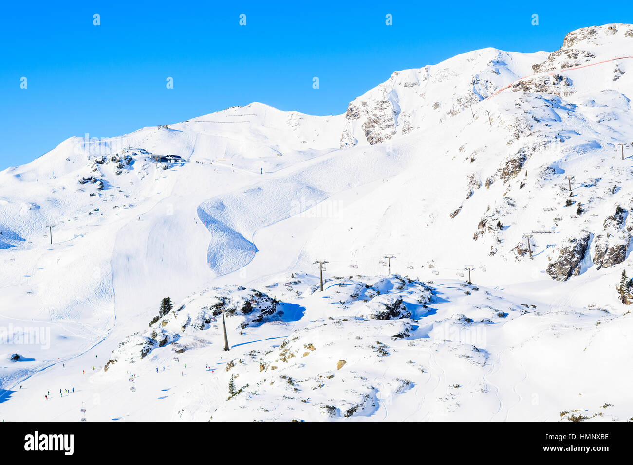 Vista di impianti di risalita e piste da sci a Obertauern resort, Austria Foto Stock