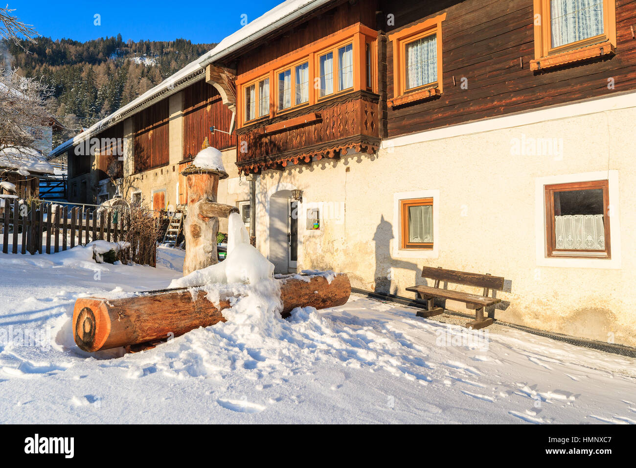 Acqua congelata del vecchio pozzo nel villaggio di Mauterndorf, Land Salisburgo, Austria Foto Stock