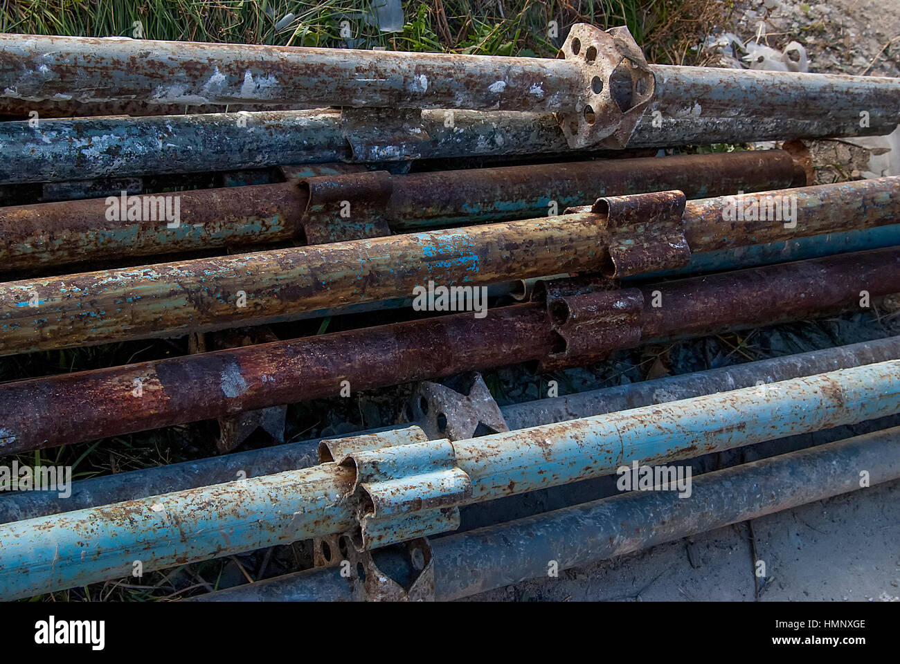 Vecchio arrugginito metallo blu pila di tubi Foto Stock