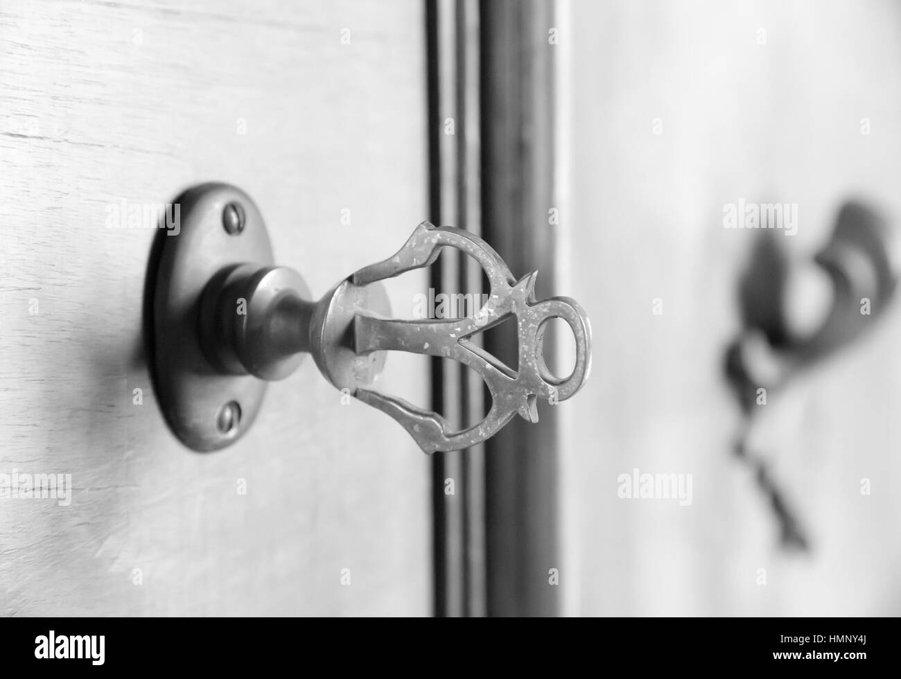 Vintage chiave in metallo con sfocato sfondo monocromo. Foto Stock