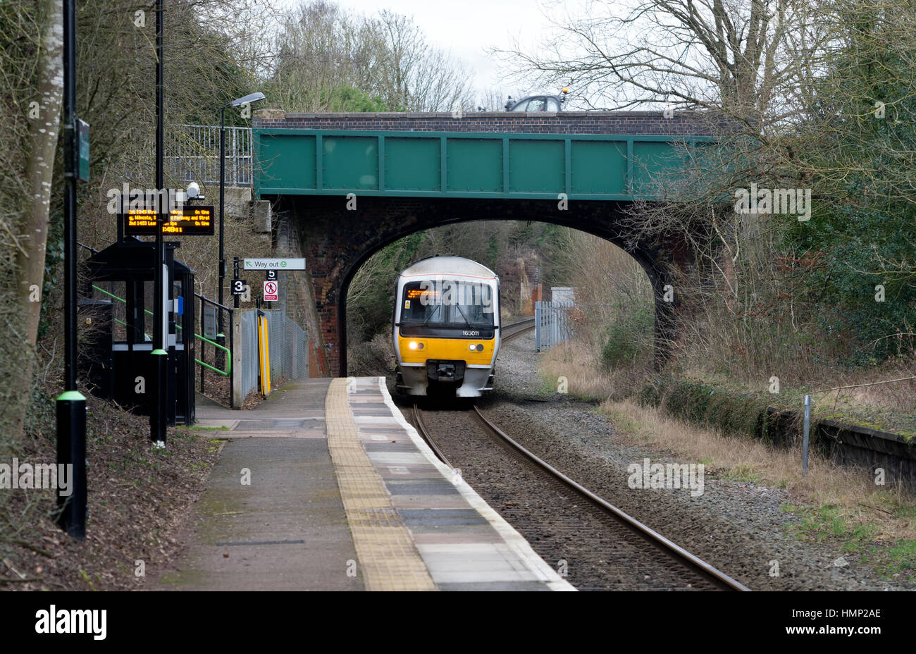 Chiltern Railways treno arrivando a Claverdon stazione ferroviaria, Warwickshire, Inghilterra, Regno Unito Foto Stock