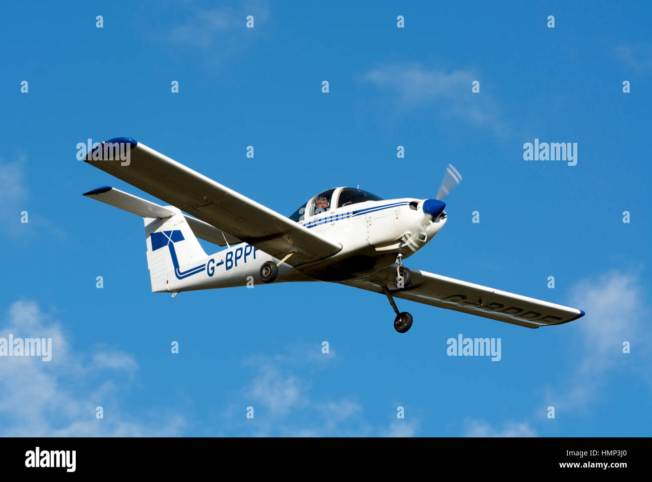 Piper PA38-112 Tomahawk avvicinando Wellesbourne Airfield, Warwickshire, Regno Unito (G-BPPF) Foto Stock