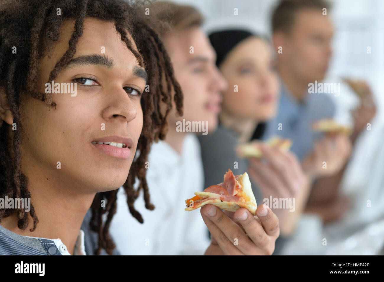 I colleghi aventi un tempo di pausa Foto Stock