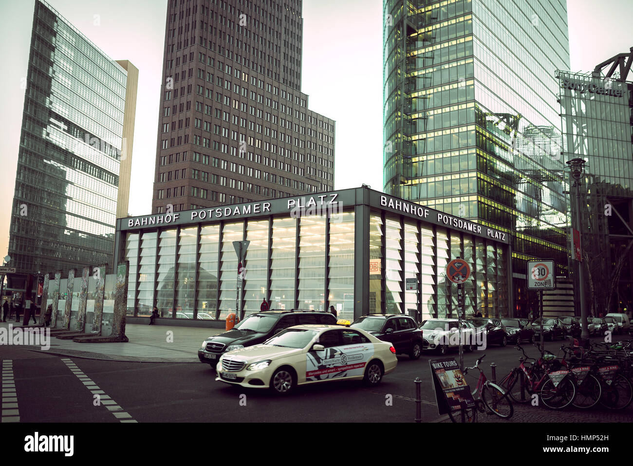 Berlino, Germania - 22 gennaio 2017. La potsdamer platz è uno dei luoghi più importanti di Berlino. Situato nel quartiere di Mitte e è un attirare Foto Stock