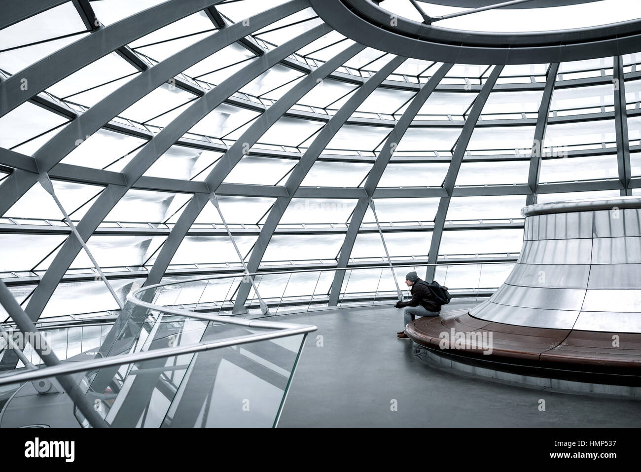 Uomo seduto nella cupola del Bundestag da solo durante il periodo invernale a Berlino, Germania Foto Stock