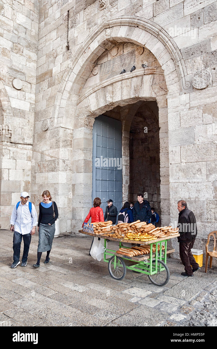 Venditore di pane alla Porta di Jaffa nella parete di storico della città vecchia. Gerusalemme, Israele Foto Stock