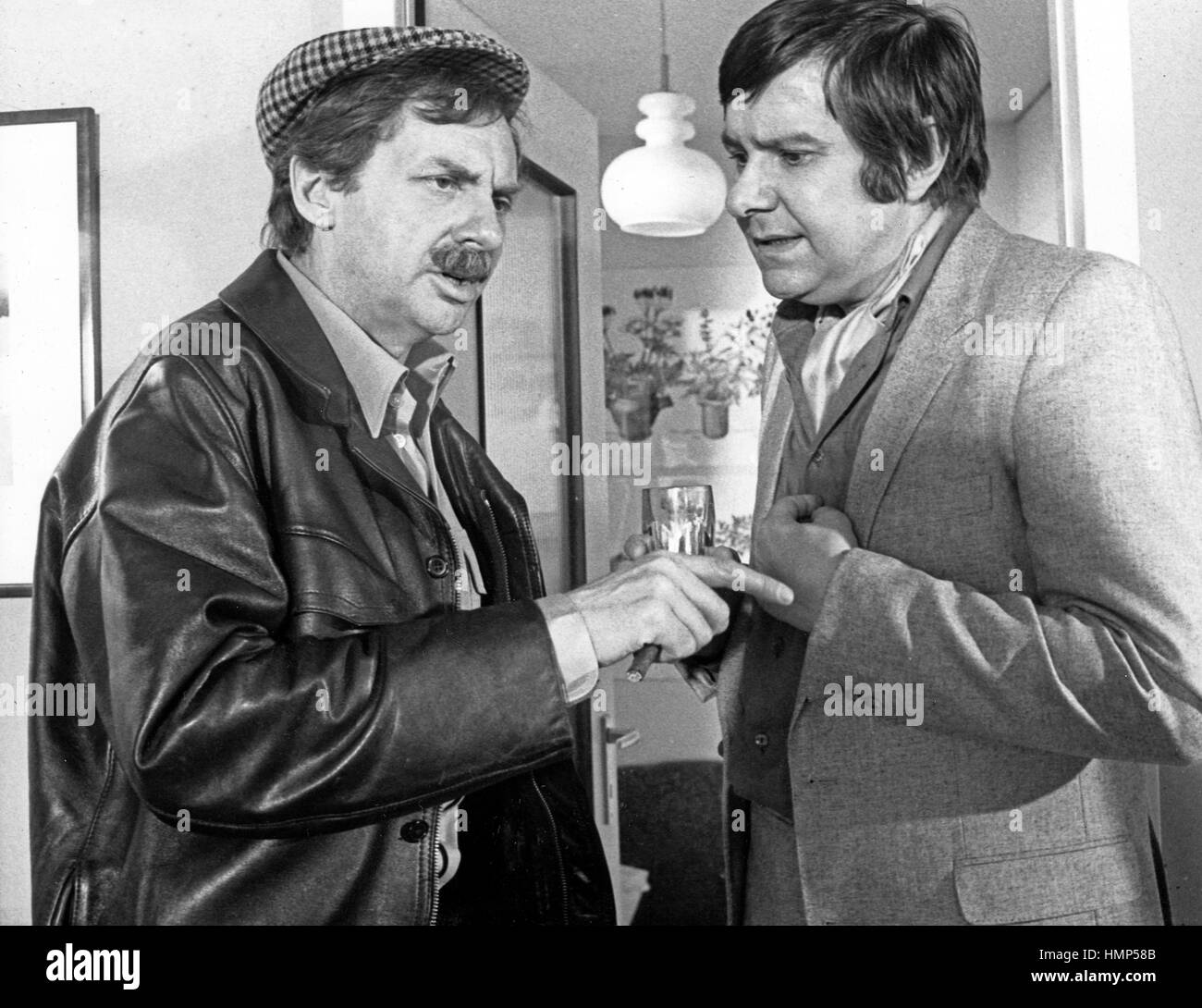 Leute wie Du und ich, Fernsehserie, Deutschland 1980, Darsteller: Harald Juhnke (links), Gerd Baltus Foto Stock