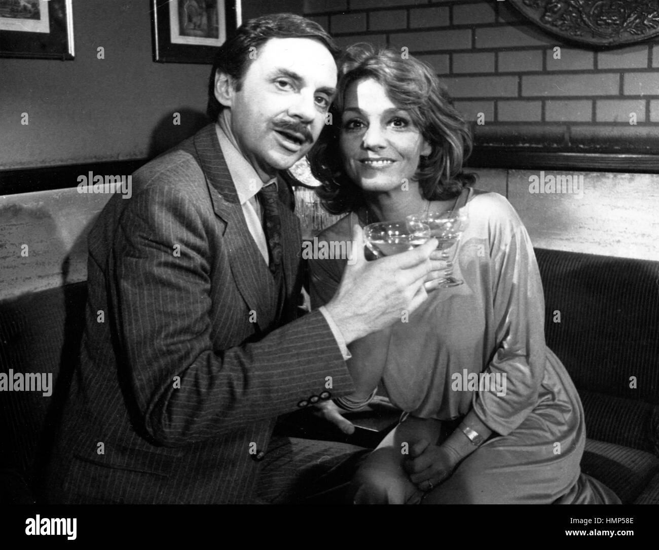 Leute wie Du und ich, Fernsehserie, Deutschland 1980, Darsteller: Harald Juhnke, Gaby Gasser Foto Stock